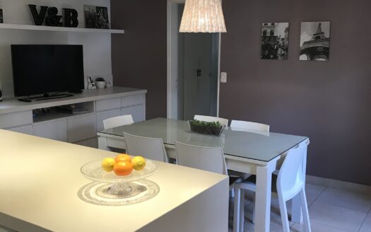 Exclusivo Piso, 4 Ambientes con Dependencias y Cochera – Reciclado.