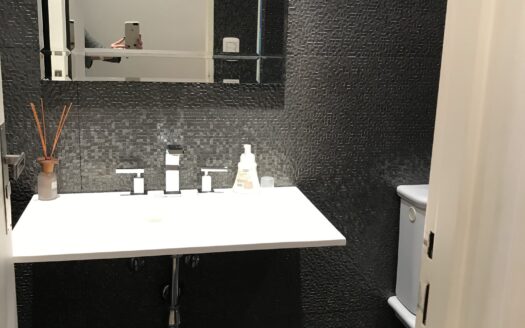 Exclusivo Piso, 4 Ambientes con Dependencias y Cochera – Reciclado.