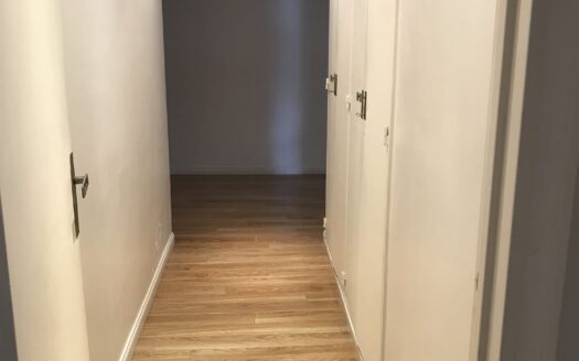Exclusivo Piso, 4 Ambientes con Dependencias y Cochera – Reciclado.