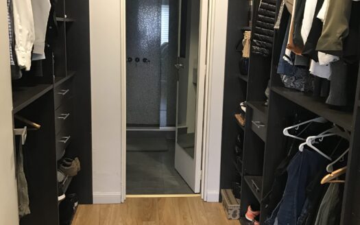 Exclusivo Piso, 4 Ambientes con Dependencias y Cochera – Reciclado.