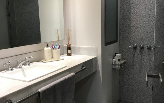 Exclusivo Piso, 4 Ambientes con Dependencias y Cochera – Reciclado.